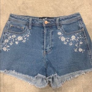 High rise boyfriend jean short embroidered